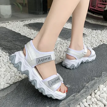 Casual sports far sandaler kvindelige 2020 sommeren alfabet tidevand sko one-line Velcro tyk bund sandaler Z626 2863