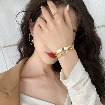 Sydkoreas nye skinnende dobbelt-lag geometriske uregelmæssige tværs polering dame armbånd smykker Metal retro kvinders armbånd 9398
