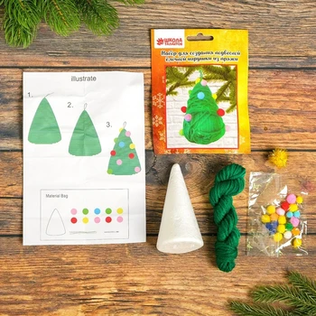 Sæt for at skabe en suspenderet juletræ legetøj fra garn 