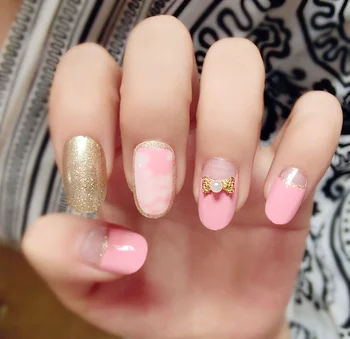 Japansk stil skinnende gylden farve og pink farve falske negle sæt med lim med butterflybow dekoration Kort søde falske negle