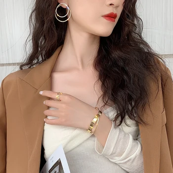 Sydkoreas nye skinnende dobbelt-lag geometriske uregelmæssige tværs polering dame armbånd smykker Metal retro kvinders armbånd