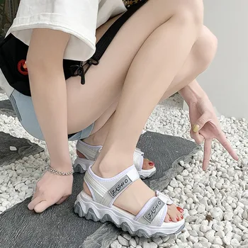 Casual sports far sandaler kvindelige 2020 sommeren alfabet tidevand sko one-line Velcro tyk bund sandaler Z626
