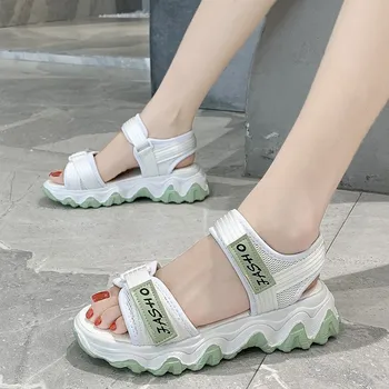 Casual sports far sandaler kvindelige 2020 sommeren alfabet tidevand sko one-line Velcro tyk bund sandaler Z626